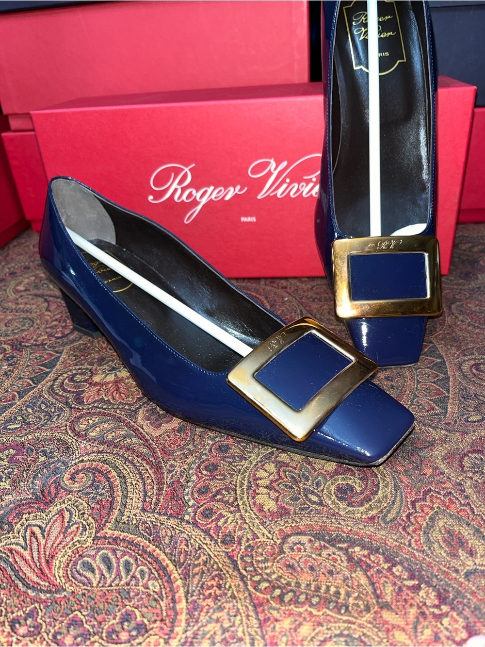 Roger Vivier Navy Patent Décolleté Bell Pumps w Gold Buckle - EU 38.5 - NWT - Picture 2 of 14